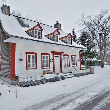 Om Chalet 1 Avec Spa Face Au Fleuve Saint-Jean Exteriér fotografie