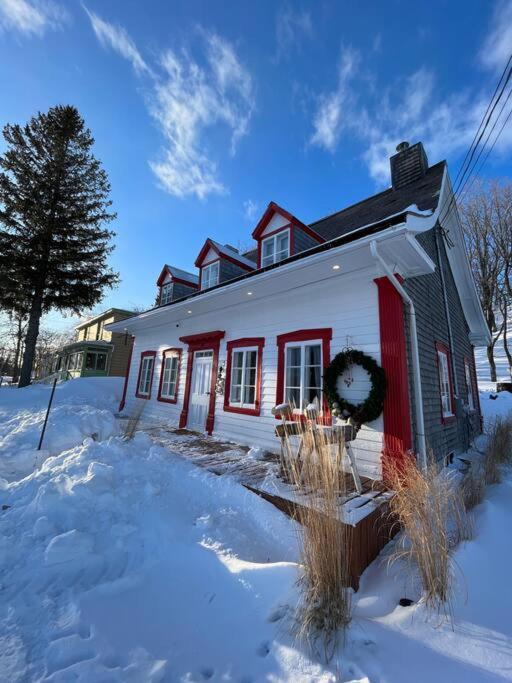 Om Chalet 1 Avec Spa Face Au Fleuve Saint-Jean Exteriér fotografie